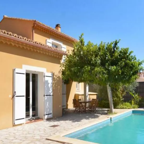 Famille heureuse avec des panneaux solaires : Solutions pour les particuliers
